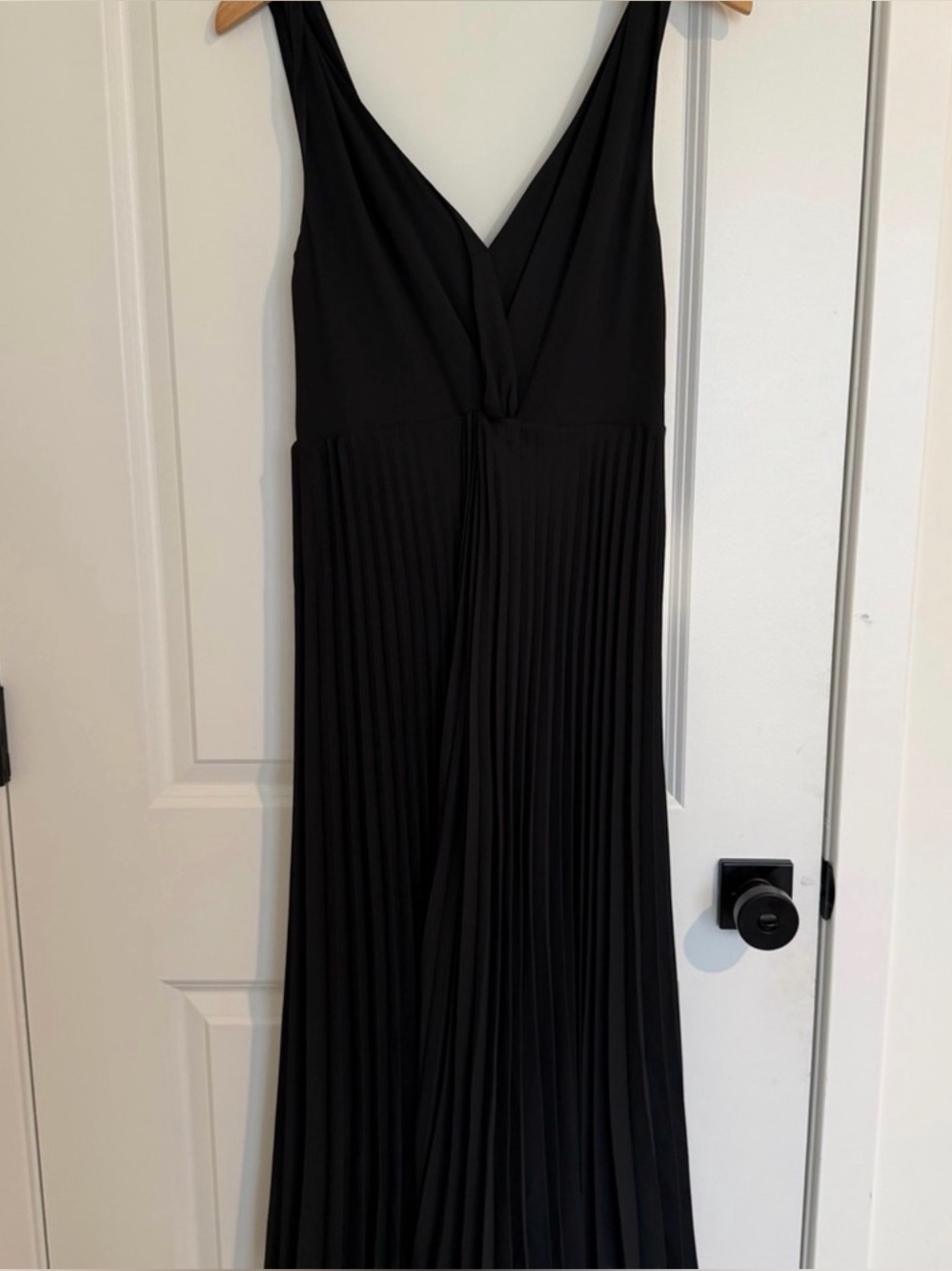 NWT Vince Black Pleated V-Neck Maxi Dress Size 8 - Picture 3 of 6